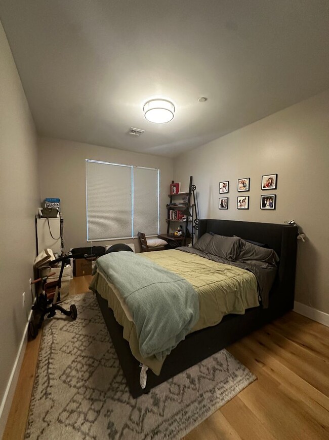 Building Photo - Spacious 2 Bed, 2 Bath Luxury Condo with D...