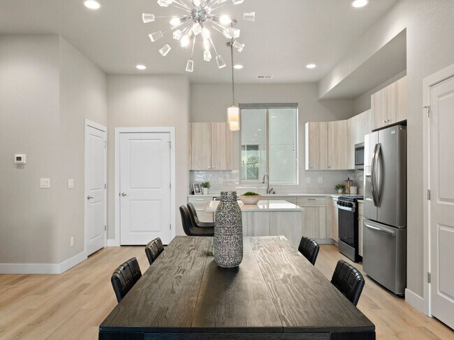 Building Photo - Modern Townhome with Mountain Views in One...
