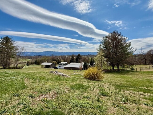 Building Photo - 275 Stone Dam Rd