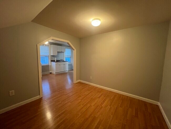 Building Photo - 552 Maple St