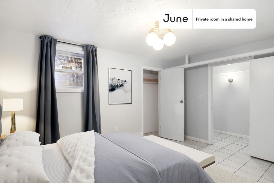 Primary Photo - Private bedroom in 6 bed/2 bath Home