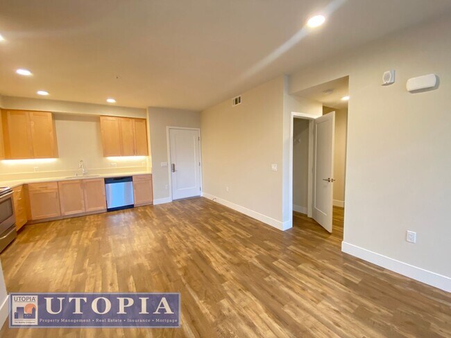 Building Photo - Beautiful 2 Bedroom, 1 Bathroom with a des...