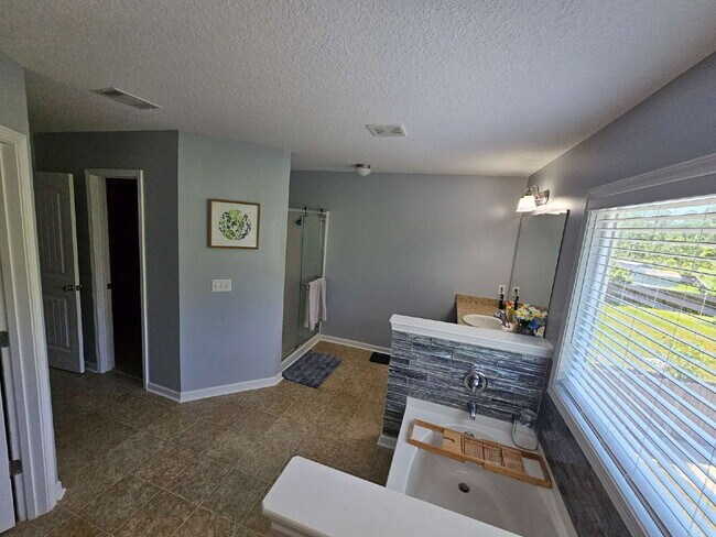 Building Photo - Large 5 bed home in excellent condition on...