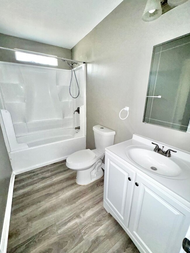 Building Photo - AVAILABLE NOW !