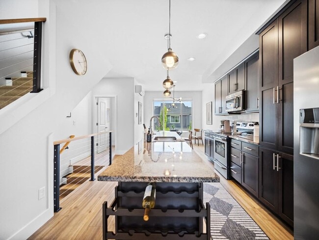Building Photo - Beautiful Townhouse In Spokanes Kendall ya...