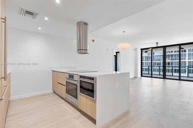 Building Photo - 9901 W Bay Harbor Dr