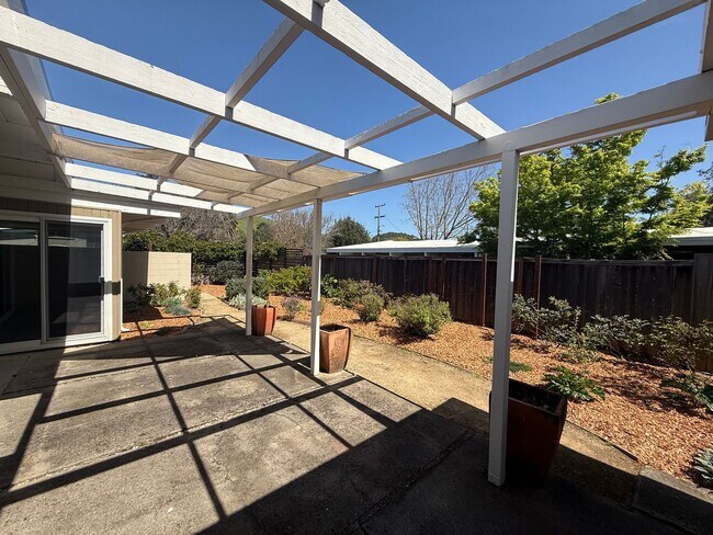 Building Photo - THREE BEDROOM / TWO BATH EICHLER HOME IN G...