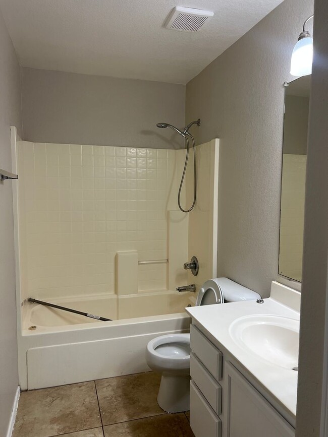 Building Photo - Highly desirable Spectrum community