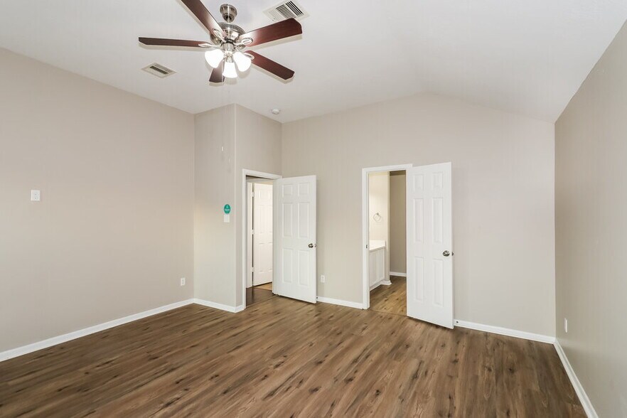 Building Photo - 5911 Shining Leaf Ct
