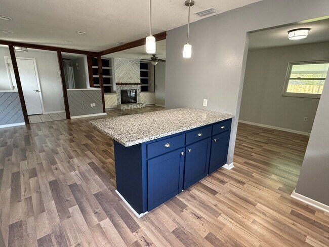 Building Photo - 620 Travis Cir