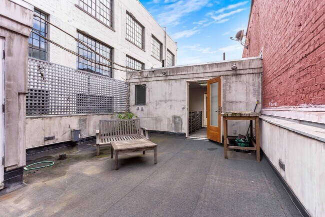 Building Photo - 657 3rd St