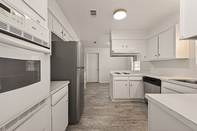 Building Photo - 5615 Beechnut St