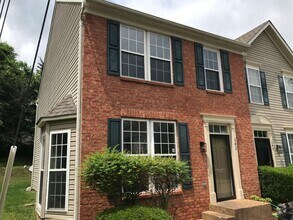 Building Photo - Great 3 Bedroom 2.5 Bath End Unit Townhome!