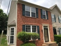 Building Photo - Great 3 Bedroom 2.5 Bath End Unit Townhome!