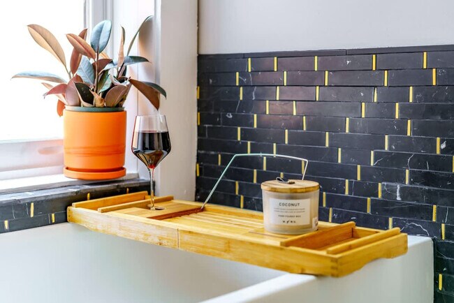 Building Photo - 98 Brickel St