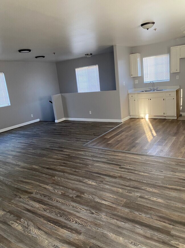 Building Photo - 1841 E 112th St