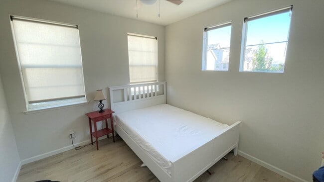 Building Photo - Gorgeous 4 Bed/4 Bath End Unit Condo with ...