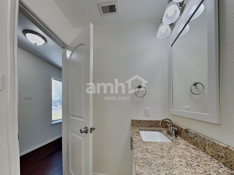 Building Photo - 18735 Westgate Park Dr