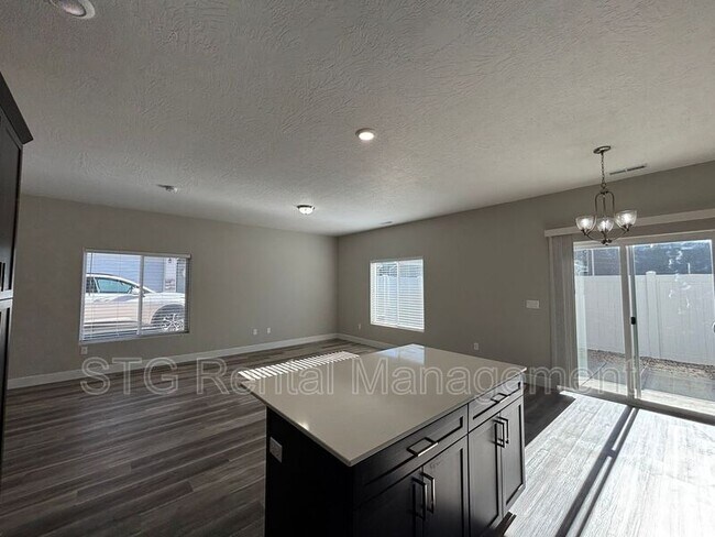 Building Photo - 1509 W Topaz Dr