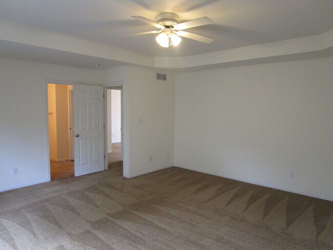 Building Photo - 5004-5006 Betty Jean Way