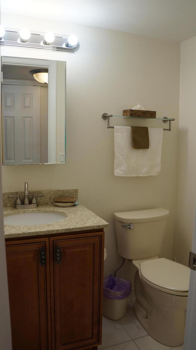 Building Photo - 42 Sussex E