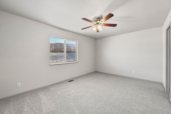 Building Photo - 5540 Almont Ave