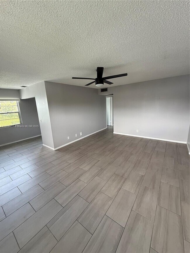 Building Photo - 165 Fanshaw Way