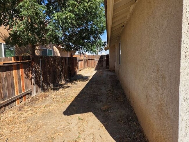 Building Photo - New Listing!