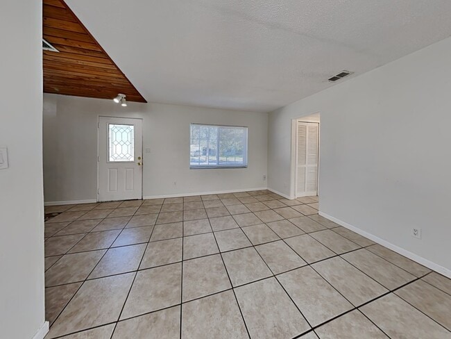 Building Photo - 142 Lynbrook Dr