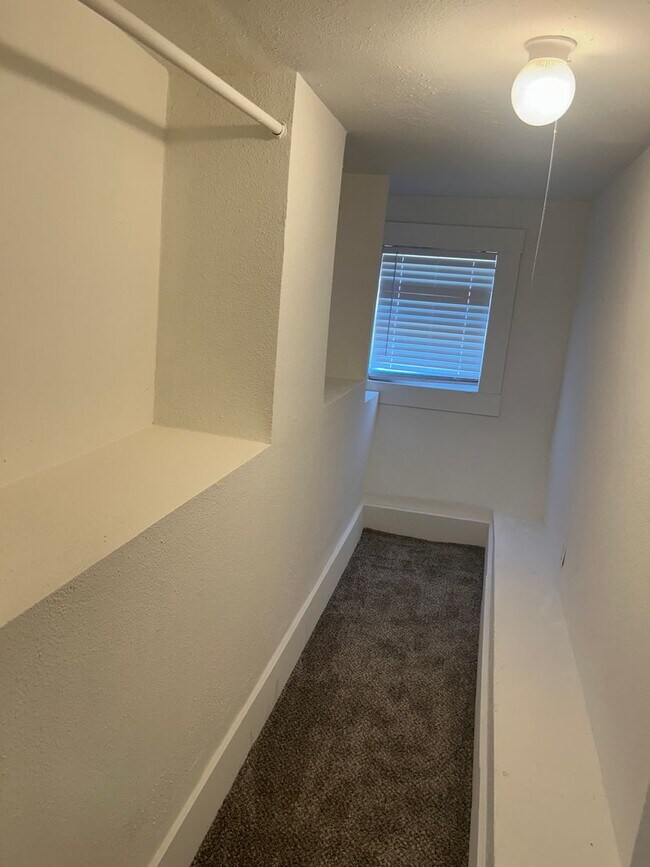 Building Photo - 3 Bedroom Unit Available Now!!
