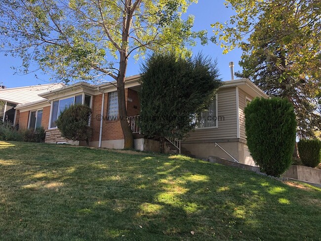 Building Photo - Great 3 Bedroom Duplex