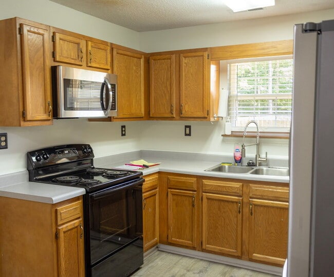 Building Photo - **HALF OFF FIRST MONTHS RENT**3 bedrooms, Fenced in backyard, 12x24 shed, NO breed restrictions!