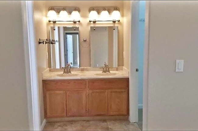 Building Photo - Gorgeous Home