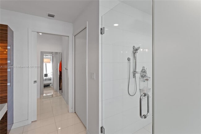 Building Photo - 2020 N Bayshore Dr