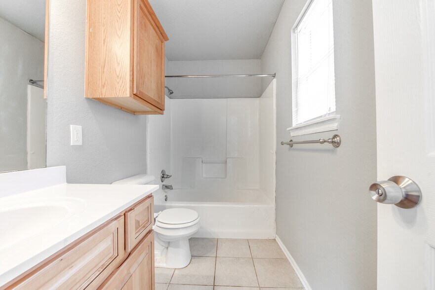 Building Photo - 1900 Terrace Lawn Dr