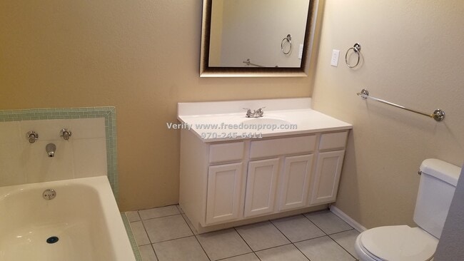 Building Photo - Updated 2 Bedroom 2 Bath House with Conven...