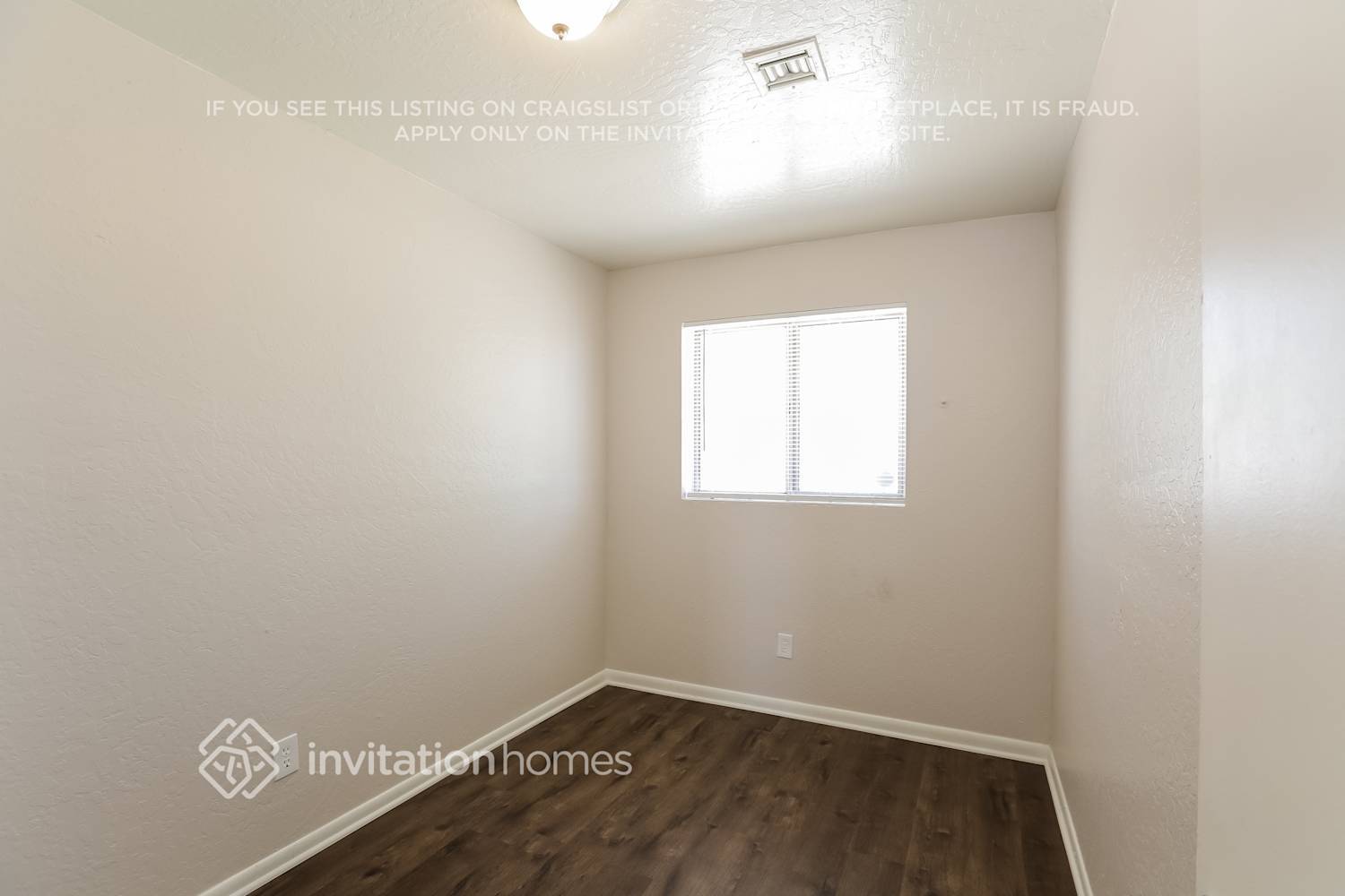 Building Photo - 1635 E Violet Dr
