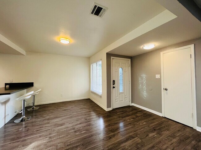 Building Photo - 824 N San Diego Ave