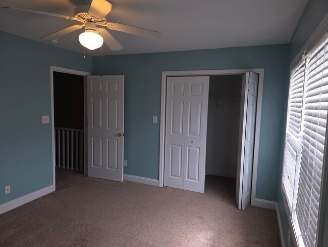 Building Photo - 3 bedroom 3 bath townhouse with one car ga...
