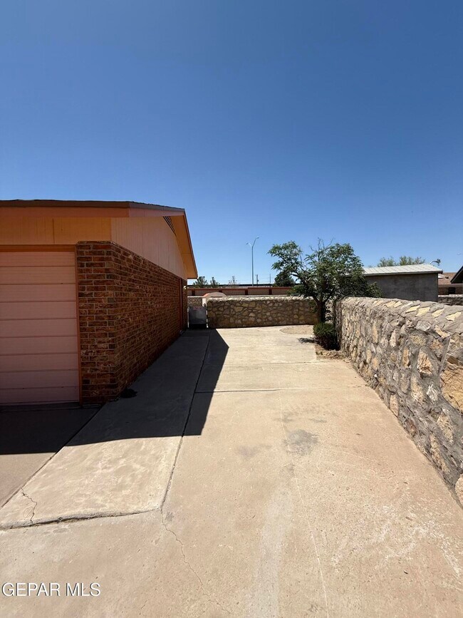 Building Photo - 8403 Villanova Dr