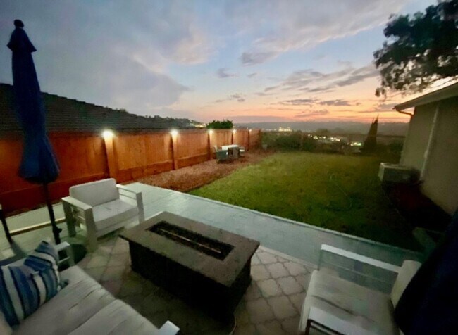 Building Photo - Darling, Move-In Ready Home in Highly Sought After Neighborhood w/ a Great View!!