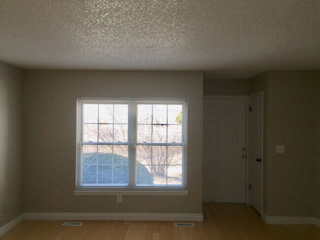 Building Photo - Charming 2 Bedroom Townhome in Briargate with so much new!