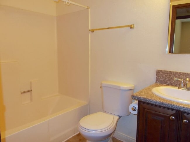 Building Photo - 2 Bedroom 1 Bath Upstairs Unit - Move in Ready