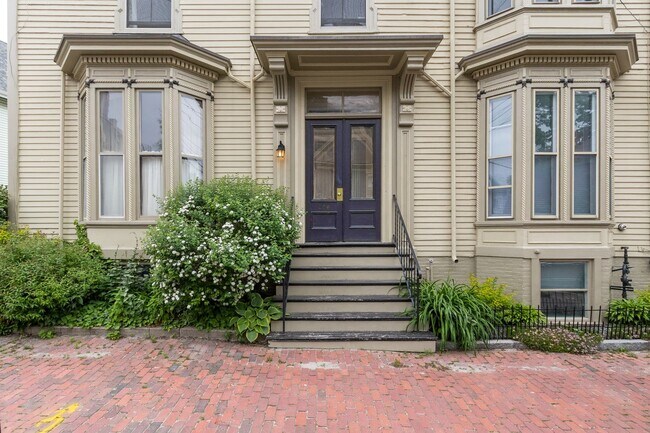 Building Photo - 256 Vaughan St