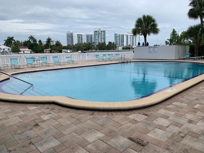 Building Photo - 1455 N Treasure Dr