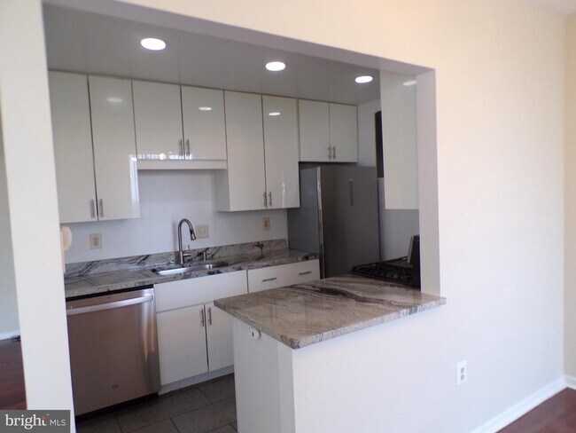 Building Photo - 4390 Lorcom Ln