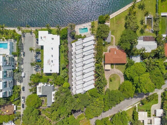 Building Photo - 6011 N Bayshore Dr