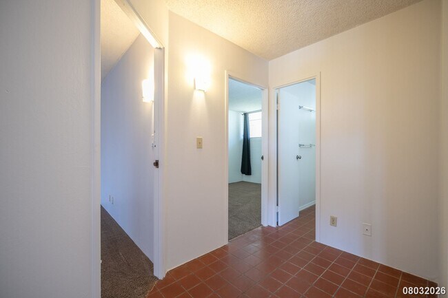Building Photo - $2,600 / 2br - 2 Bed 1 Bath Condo In Valleyview Melemanu