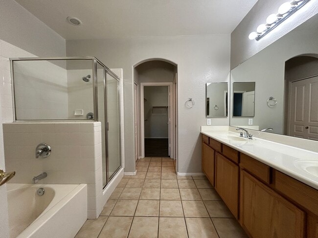 Building Photo - 955 E Knox Rd