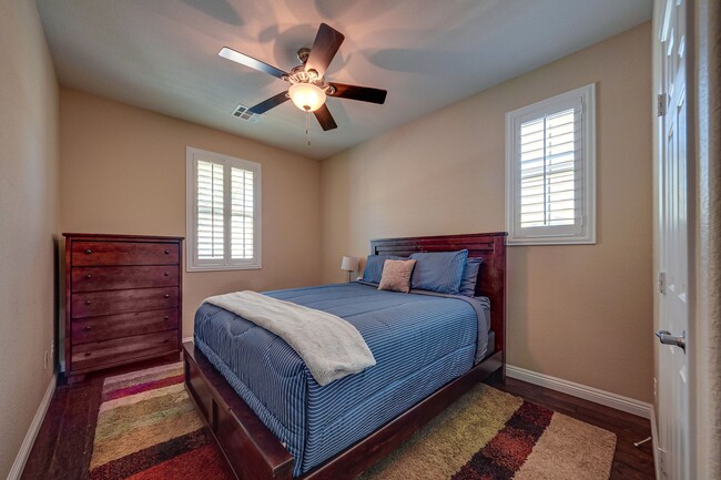 Building Photo - Single-Story Living with Modern Finishes – Available Furnished or Unfurnished